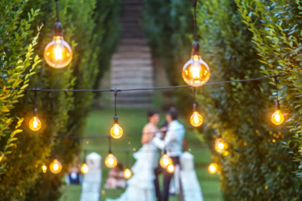 Diseño de iluminación para bodas en Tarragona con focos led y guirnaldas decorativas