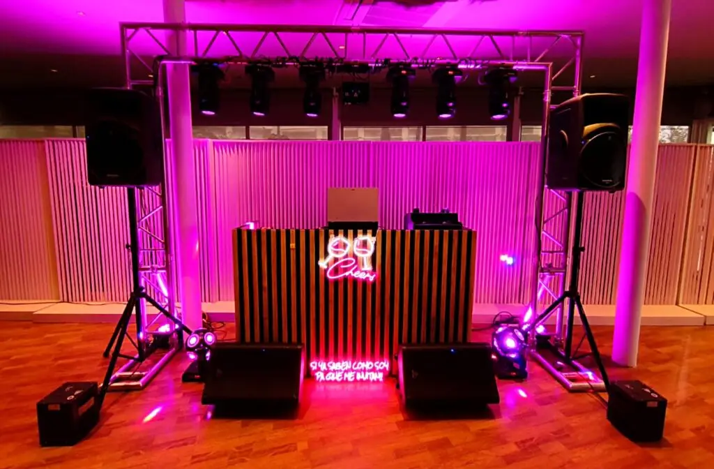 Tabla informativa sobre el precio de un dj profesional para eventos 2026